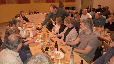 Pfarrer Stefan Wissel schenkt in der Jakobsklause den über 50 Teilnehmern an der Verkostung „Rum und Schokolade” mehrfach Hochprozentiges ein. Dazu gab es viel Informatives und Unterhaltsames über den Rum und seine Herstellung.  (Bild: Iris Eckert)