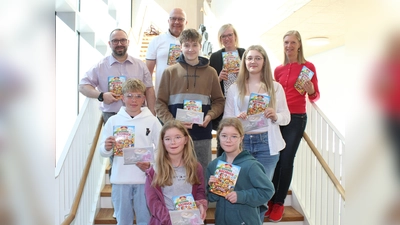 Die für ihr Rezept ausgezeichneten Schülerinnen und Schüler zusammen mit Realschuldirektor Holger König, Beratungsrektor Walter Thurn und den Fachoberlehrerinnen Andrea Hildebrand und Kathrin Kohl (Fachschaft EG) (Bild: Hermann Daubenmerkl)