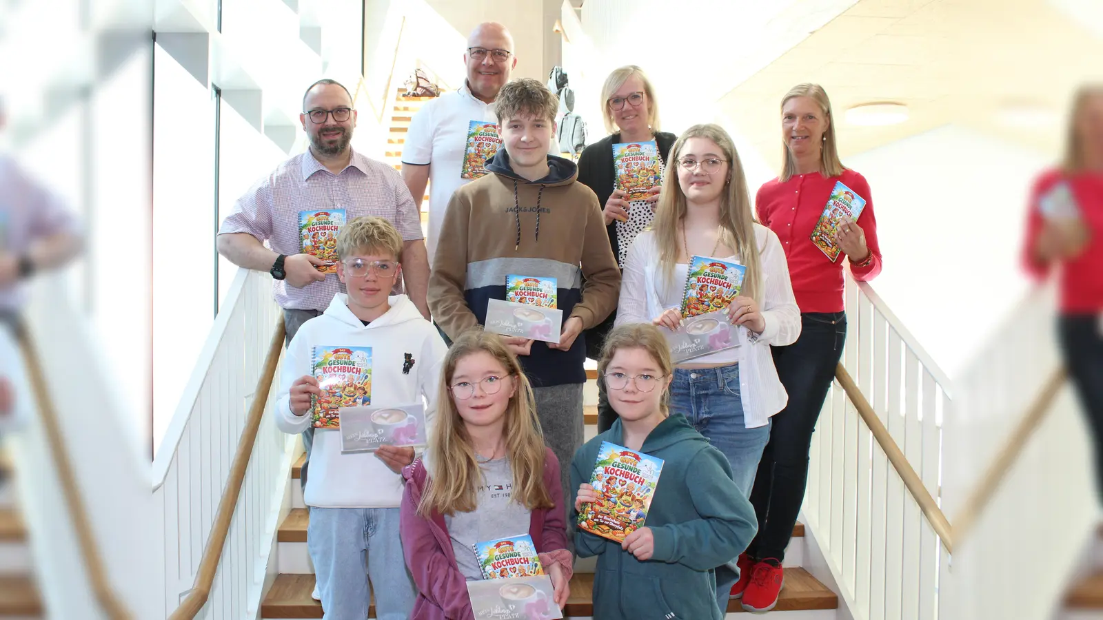 Die für ihr Rezept ausgezeichneten Schülerinnen und Schüler zusammen mit Realschuldirektor Holger König, Beratungsrektor Walter Thurn und den Fachoberlehrerinnen Andrea Hildebrand und Kathrin Kohl (Fachschaft EG) (Bild: Hermann Daubenmerkl)