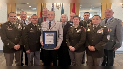 Stabsfeldwebel der Reserve Gerhard Lindthaler von der Reservistenkameradschaft Freihung (Mitte mit Urkunde) wurde im Vorfeld des traditionellen Frühlingsempfang der US-Garnison „Bavaria“ in Grafenwöhr mit dem „Good Neighbor Award“ der US-Army auf Vorschlag des US-Partnerschaftsverbandes 18 th Combat Sustainment Support Battalion (18. CSSB) ausgezeichnet. Es gratulierten v.l.n.r.: Colonel Stephen C. Flanagan (US-Garnisonskommandeur), Oberstleutnant d.R. Norbert Bücherl (Vorsitzender RK Freihung), Brigadegeneral Terry R. Tillis (Kommandeur 7th Army Training Command), Bürgermeister Uwe König, Stabsfeldwebel d.R. Gerhard Lindthaler mit Gattin Heidi (daneben), Bezirksvorsitzender Horst Embacher (Bayerischer Soldatenbund 1874 e.V.), Lieutenant Colonel Michelle E. Updike (Kommandeurin US-Partnerschaftsverband 18. CSSB), Command Sergeant Major Paul M. Fedorisin (7. ATC), Command Sergeant Major Jasson Quintero (18. CSSB), Oberstleutant d.R. Werner Gebhard (Ehrenvorsitzender Kreisgruppe Oberpfalz-Mitte im Verband der Reservisten der Deutschen Bundeswehr).  (Bild: Norbert Bücherl)