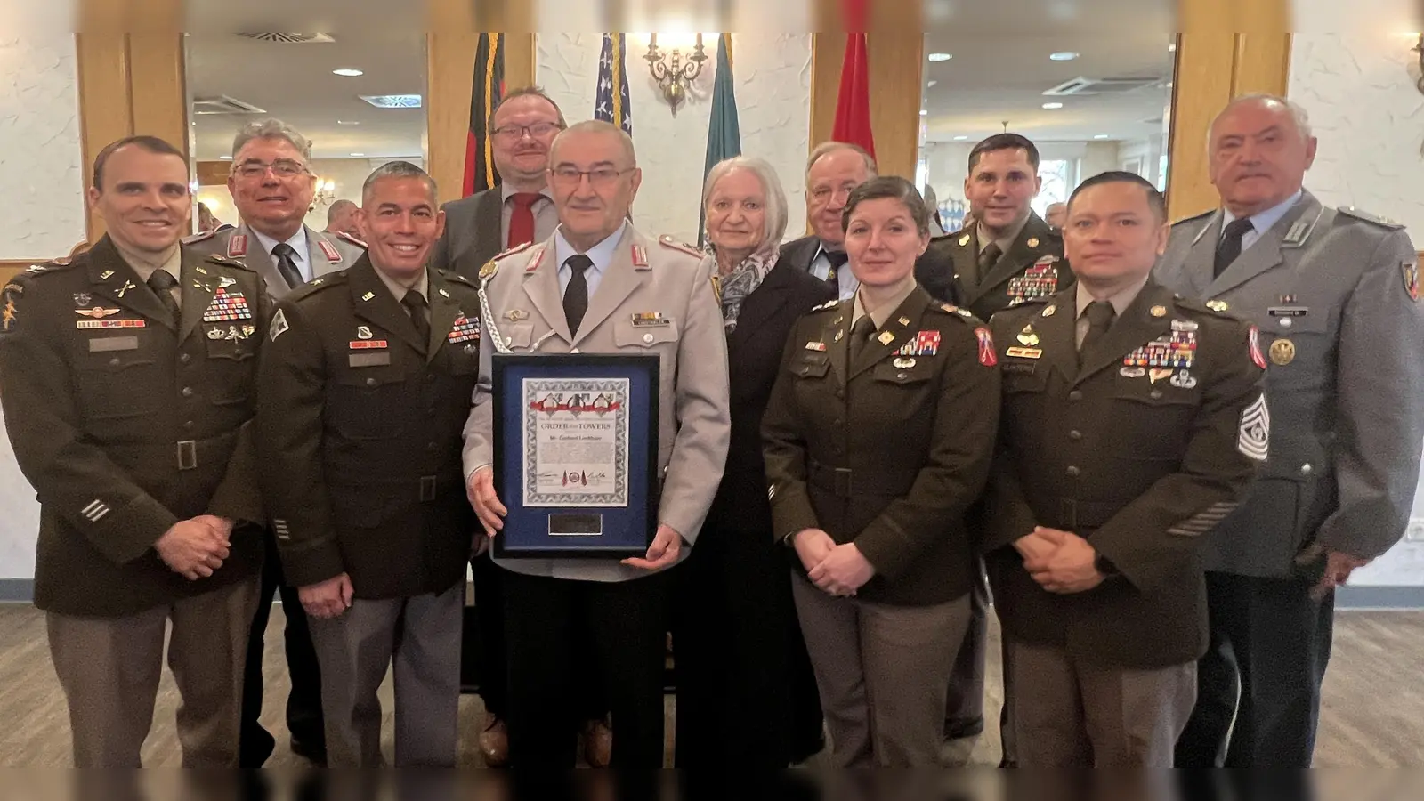 Stabsfeldwebel der Reserve Gerhard Lindthaler von der Reservistenkameradschaft Freihung (Mitte mit Urkunde) wurde im Vorfeld des traditionellen Frühlingsempfang der US-Garnison „Bavaria“ in Grafenwöhr mit dem „Good Neighbor Award“ der US-Army auf Vorschlag des US-Partnerschaftsverbandes 18 th Combat Sustainment Support Battalion (18. CSSB) ausgezeichnet. Es gratulierten v.l.n.r.: Colonel Stephen C. Flanagan (US-Garnisonskommandeur), Oberstleutnant d.R. Norbert Bücherl (Vorsitzender RK Freihung), Brigadegeneral Terry R. Tillis (Kommandeur 7th Army Training Command), Bürgermeister Uwe König, Stabsfeldwebel d.R. Gerhard Lindthaler mit Gattin Heidi (daneben), Bezirksvorsitzender Horst Embacher (Bayerischer Soldatenbund 1874 e.V.), Lieutenant Colonel Michelle E. Updike (Kommandeurin US-Partnerschaftsverband 18. CSSB), Command Sergeant Major Paul M. Fedorisin (7. ATC), Command Sergeant Major Jasson Quintero (18. CSSB), Oberstleutant d.R. Werner Gebhard (Ehrenvorsitzender Kreisgruppe Oberpfalz-Mitte im Verband der Reservisten der Deutschen Bundeswehr).  (Bild: Norbert Bücherl)