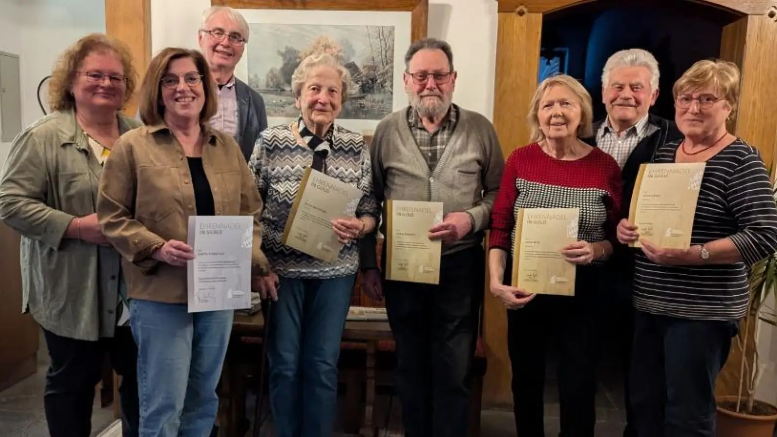 Ehrungen beim Obst- und Gartenbauverein. Von links Geschäftsführerin Heidi Schmid, Anita Foster, 2. Vorstand A. Hopfner, Maria Spichtinger, Georg Romeder, Anna Wild, 1. Vorstand A. Ebnet, Anna Völkel. (Bild: Anna Spörl)