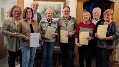 Ehrungen beim Obst- und Gartenbauverein. Von links Geschäftsführerin Heidi Schmid, Anita Foster, 2. Vorstand A. Hopfner, Maria Spichtinger, Georg Romeder, Anna Wild, 1. Vorstand A. Ebnet, Anna Völkel (Bild: Anna Spörl)