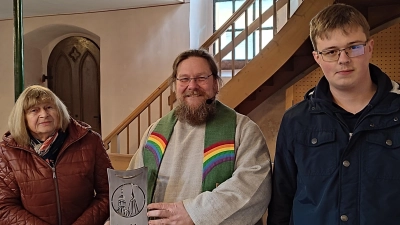 Von links. Lotte Neidl wurde von Diakon Bernd Deyerl (Mitte) verabschiedet. Ihr Nachfolger ist Kirchenvorsteher Florian Rieger (rechts)  (Bild: Erich Pickelmann)