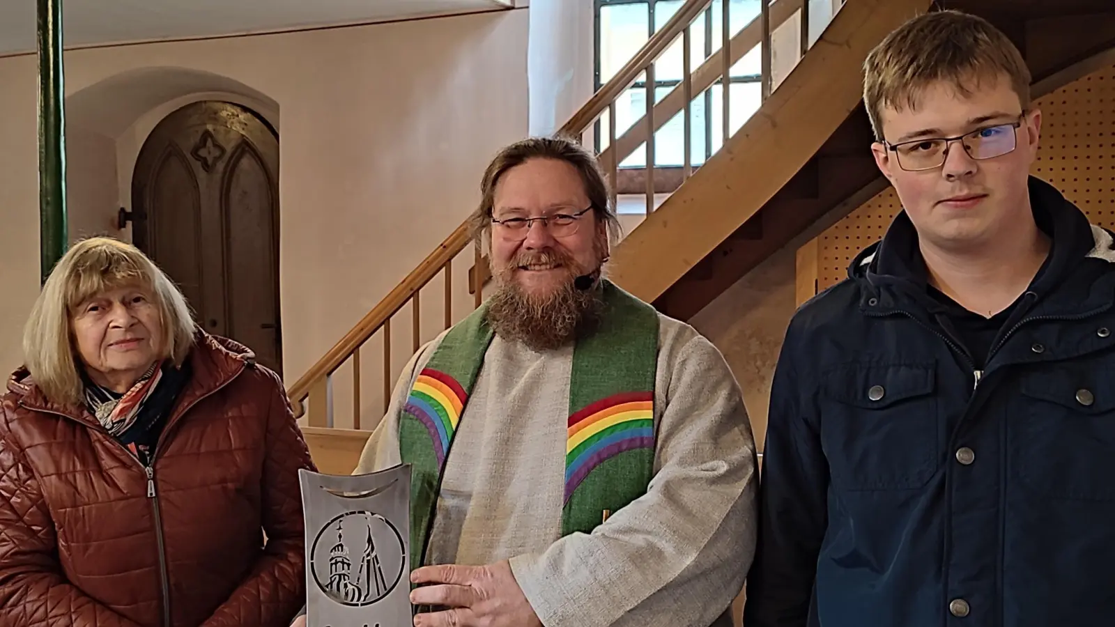 Von links. Lotte Neidl wurde von Diakon Bernd Deyerl (Mitte) verabschiedet. Ihr Nachfolger ist Kirchenvorsteher Florian Rieger (rechts)  (Bild: Erich Pickelmann)