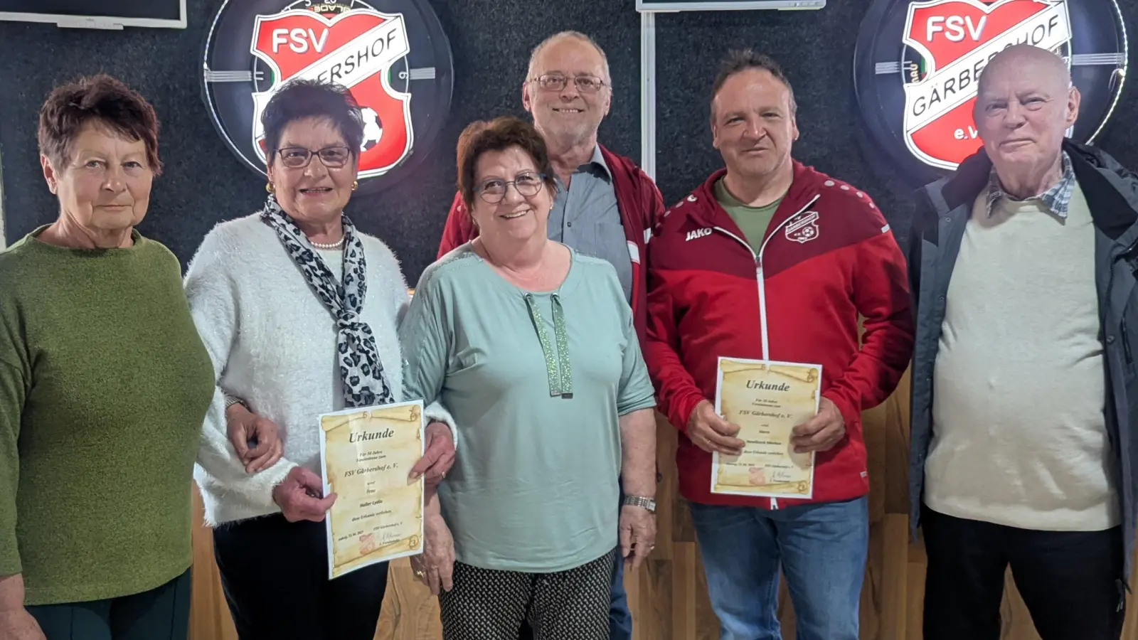 Ehrungen: von links: Christa Witetschek(50), Lydia Haller(50), Irmgard Höfler(50), Andreas Wiesner (1.Vors.), Markus Hawliceck(30), Jan Lau (30). (Bild: Erwin Herbert)