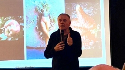 Gartenbau-Ingenieur Klaus Körber informierte beim Kreis-Imkertag über bienenfreundliche und klimataugliche Sträucher, Stauden, Blumen und Bäume. (Bild: Stefan Hubmann)