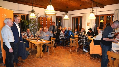 Der Vorsitzende Franz Dorfner li. freute sich über den guten Besuch bei der Jahreshauptversammlung der Freien Wähler.  (Bild: Fritz Dietl)