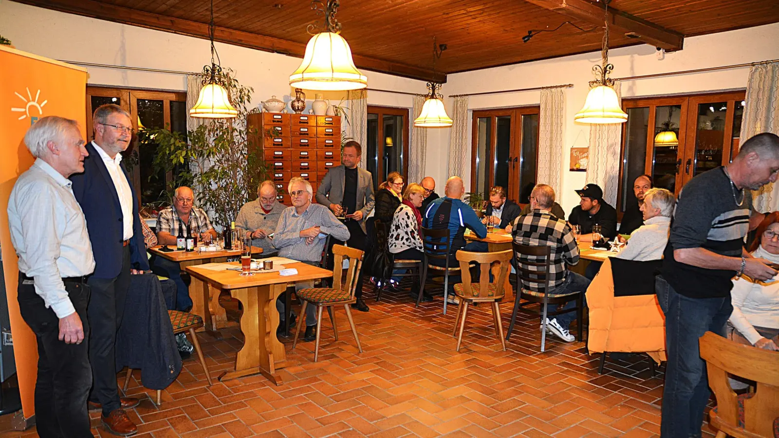 Der Vorsitzende Franz Dorfner li. freute sich über den guten Besuch bei der Jahreshauptversammlung der Freien Wähler.  (Bild: Fritz Dietl)