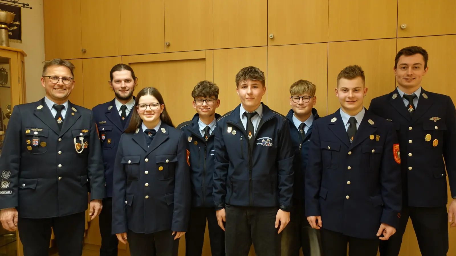 Die neu gewählte Führungsriege der Jugendfeuerwehr Waldsassen. Von links Kommandant Tobias Tippmann, Schülerwart Georg Mayer, Magdalena Ernst, Jannik Kirschbaum, Max Tippmann, Benjamin Schumacher, Franz Summer und Jugendwart Julius Wilholm. (Bild: Florian Müller)