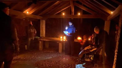 Johannes Maier liest einen Teil der Weihnachtsgeschichte im Generationenpark Moosbach. (Bild: Kathrin Kaiser)