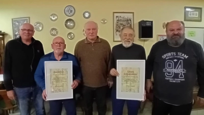 Im Namen des KTZV gratulierte Vorsitzender Alfred Sauer (re), 2. Vorsitzender Erhard Schwarzmeier (Mitte) und 3. Bürgermeister Ewald Zetzl (li) den neuen Ehrenmitgliedern Erhard Schwarzmeier (2.v.r.) und und Karl Schön zur Ernennung. (Bild: Karl Ziegler)
