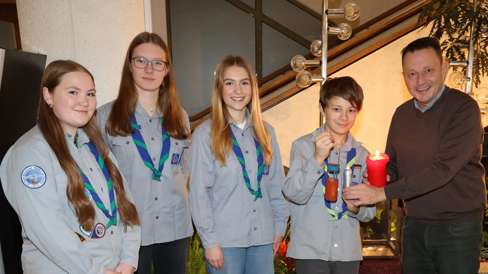 Übergabe des Friedenslicht. (Bild: Sebastian Hammer)