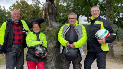 Vier Vespa-Fans auf ihrer Tour durch den Westen Deutschlands.  (Bild: Michaela Theobald )
