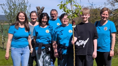 Konfirmand Valentin mit Vorstandschaft GOV Saltendorf. (Bild: Maunz Nina)