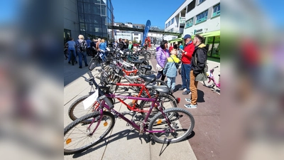 Auf den Radbörsen des ADFC geht es geschäftig zu.  (Bild: Michael Meier )