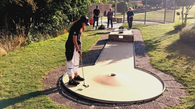 Laura Kollarik beim Einlochen (Bild: Mike Keiner)