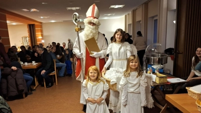 Nikolaus Daniel verteilte mit seinen Engeln Johanna, Andrea und Sabrina leckere Schoko-Nikoläuse. (Bild: Karl Ziegler)