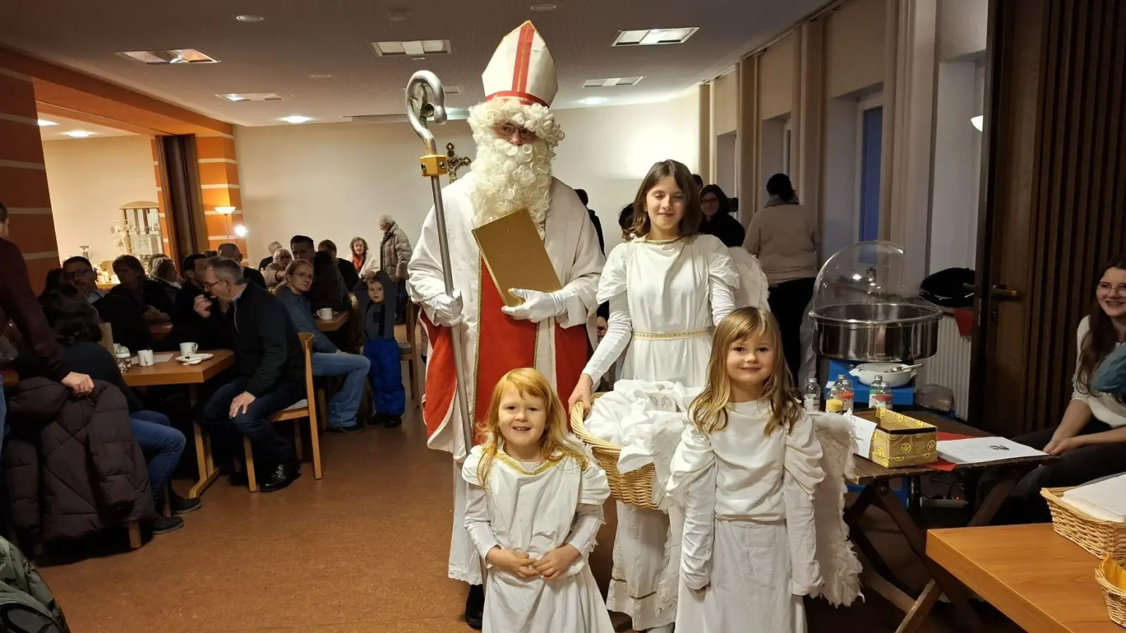 Nikolaus Daniel verteilte mit seinen Engeln Johanna, Andrea und Sabrina leckere Schoko-Nikoläuse. (Bild: Karl Ziegler)