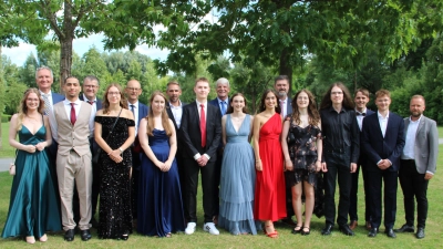 Absolventinnen und Absolventen mit einem Einser-Notenschnitt Von links nach rechts: Felicitas Heil (1,2), Dr. Harald Schwartz (MdL), Jahn Attije (1,5), Josef Eckert (stellv. Schulleiter FOSBOS), Annika Mutsers (1,5), Wolfgang Roggenhofer (Elternbeiratsvorsitzender), Celina-Marie Jahn (1,5), Michael Fritz (Oberbürgermeister Amberg), Jonas Wanninger (1,1), Michael Rischke (stellv. Landrat Amberg-Sulzbach), Sofia Hense (1,5), Charlotte Hench (1,5), Wolfgang Prebeck (Schulleiter BSZAM), Zoey Duschanek (1,0), Elias Zolling (1,2), Valentin Brunner (1,5), Louis Graf (1,5) und Bernhard Heinisch (MdL) (Bild: Claudia Wittmann)