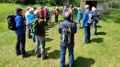 Die Wandergruppe vor der Kriegerkapelle am Schusterberg (Bild: Günter Reizammer)