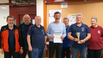 v.l. Otto Ackermann, Reinhard Heier, Hermann Weismeier, Horst Schindler, Bezirkssportwart Josef Pohl, Dieter Banasch, Heide Roth ISG Erlangen (Bild: Helmut Böll)