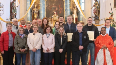 Der PGR Schlicht mit Pfarrer Hruday Madanu (re) und Pfarrvikar Jimmy Joseph sowie den ausscheidenden Pfarrgemeinderäten Manuel Rittner (3.v.re.) und Norbert Klier (5.v.re.) (Bild: Werner Prechtl)