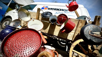 Einen Emailflohmarkt baut der Werkhof auf. (Bild: Daniel Schwab )