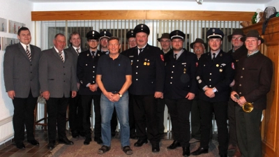 Georg Meyer (Mitte) feierte mit vielen Vereinsabordnungen und im Kreis seiner Familie seinen 70. Jubeltag. (Bild: Johannes Meyer)