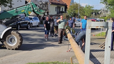 Die Traktoren und den Radlader stellte Jürgen Pschierer, ohne diese Hilfe wäre es schwierig den Baum in die Haltung zu hieven.  (Bild: Peter Ertl)