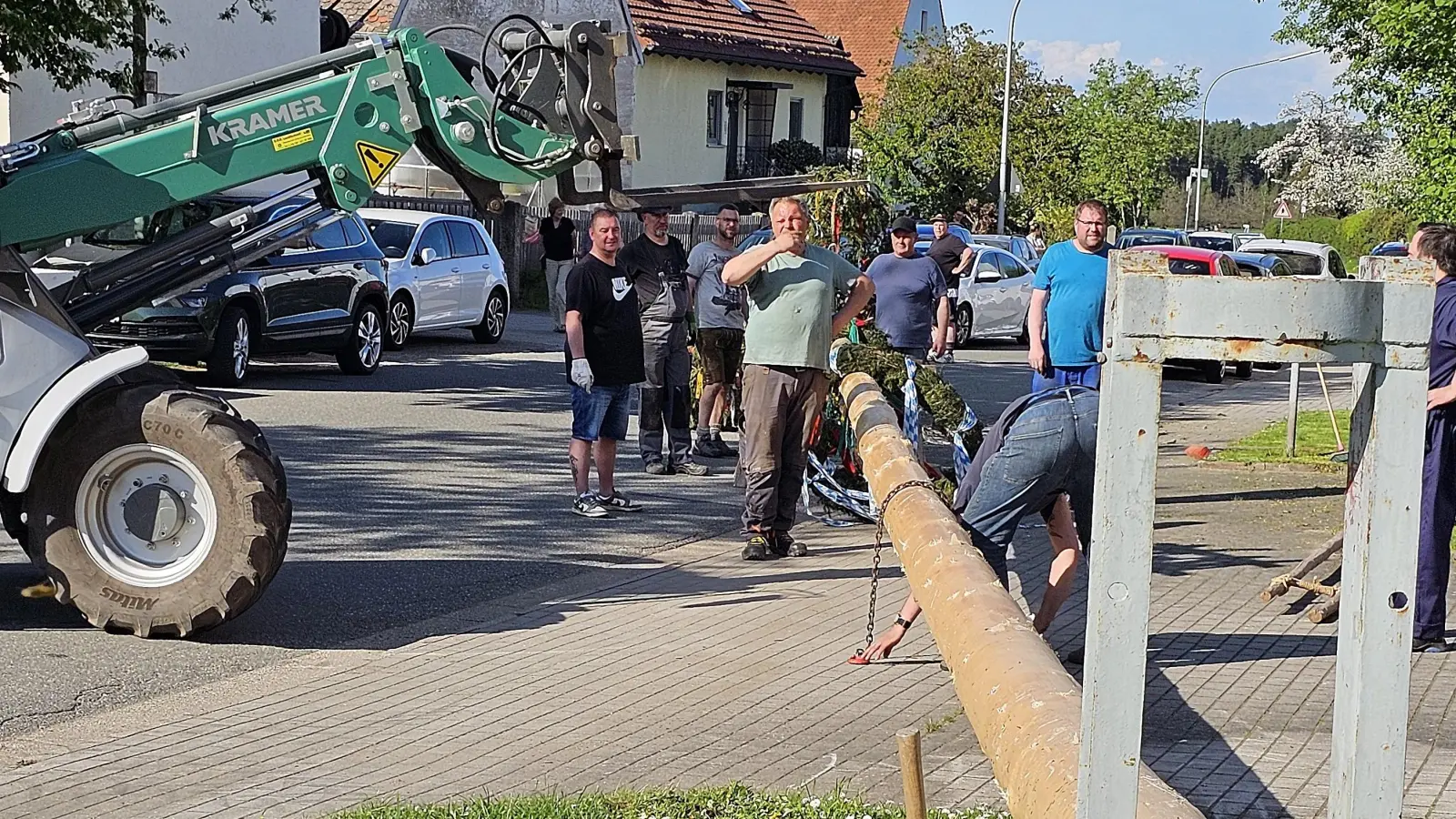 Die Traktoren und den Radlader stellte Jürgen Pschierer, ohne diese Hilfe wäre es schwierig den Baum in die Haltung zu hieven.  (Bild: Peter Ertl)