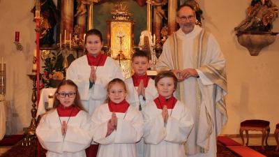 Die neuen Ministranten: Greta Röckl, Paul Schneidemesser, Pfarrer Wagner (hinten von links); Emma Gschrey, Frieda Röckl, Theo Mois (vorne von links).  (Bild: Anita Ries)