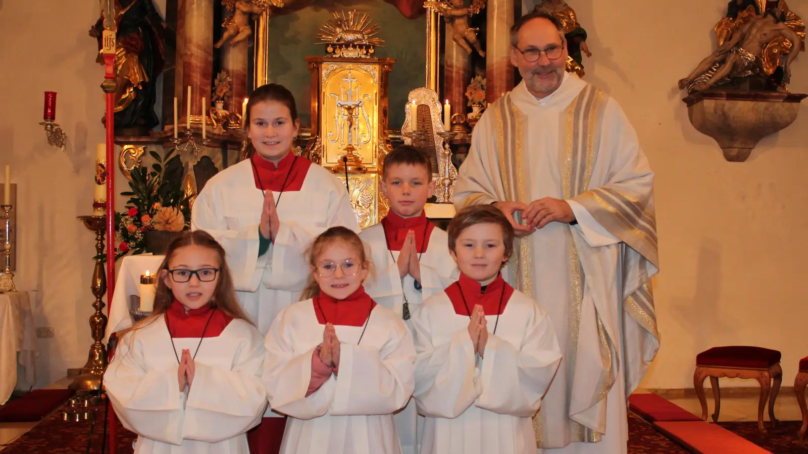 Die neuen Ministranten: Greta Röckl, Paul Schneidemesser, Pfarrer Wagner (hinten von links); Emma Gschrey, Frieda Röckl, Theo Mois (vorne von links).  (Bild: Anita Ries)