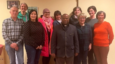 von links: Peter Kunz, Saskia Ram-Höcherl, Tanja Saller, Waltraud Glöckner, Pfarrer Moses Gudapati, Stefanie Bock, Beate Rehaber, Brigitte Beer, Tanja Wendl und Margaretha Meier. (Bild: Karl Forster)