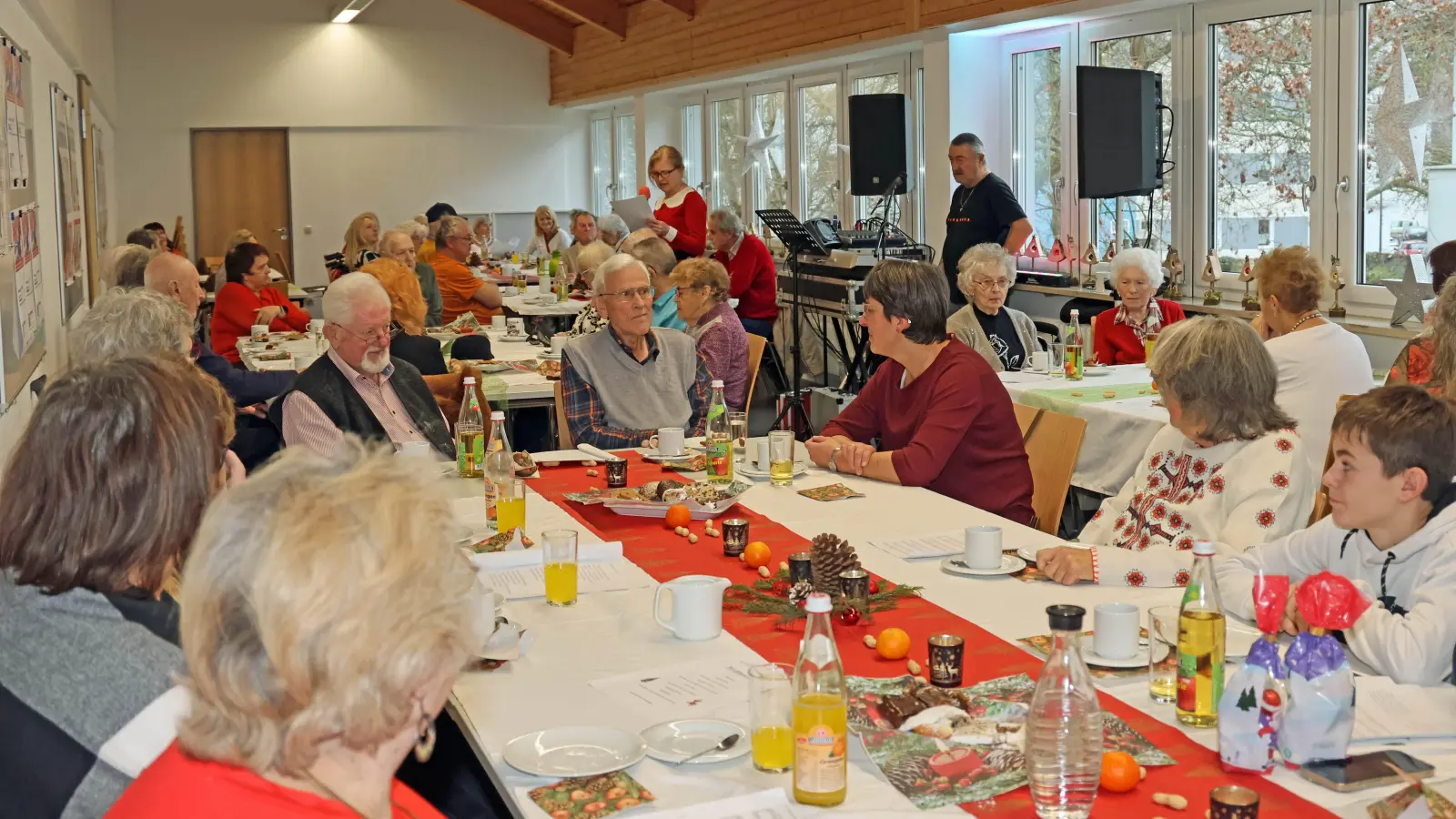Festliche Stimmung bei der Patienten-Weihnachtsfeier der ambulanten Pflege beim BRK. (Bild: Melanie Dirscherl)