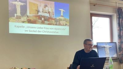 Über seine Reise nach Brasilien spricht Pfarrer Josef Hausner beim Einkehrtag des Frauenbundes Oberköblitz.  (Bild: Maria Schlögl/exb)