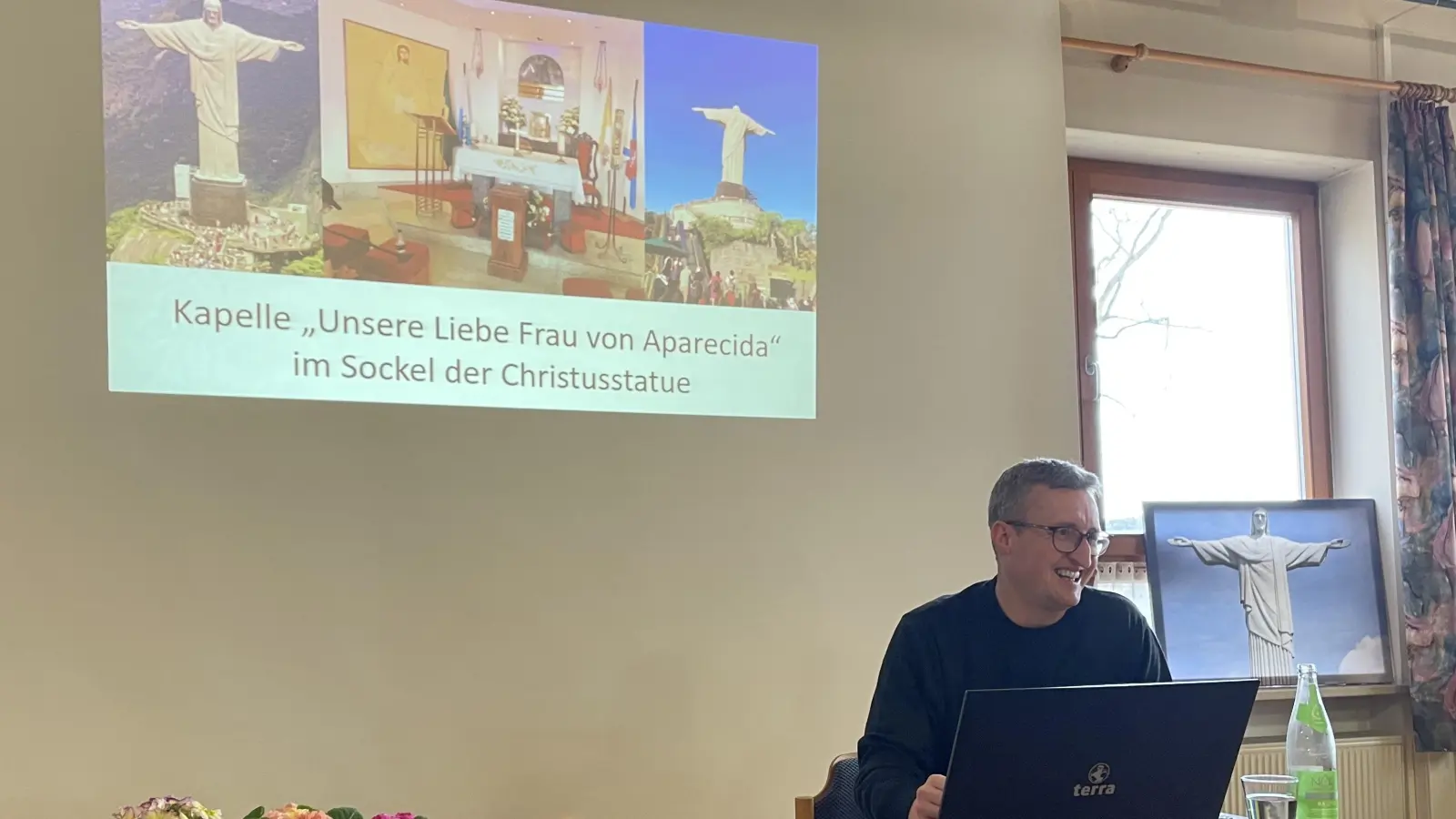 Über seine Reise nach Brasilien spricht Pfarrer Josef Hausner beim Einkehrtag des Frauenbundes Oberköblitz.  (Bild: Maria Schlögl/exb)