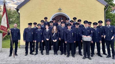 Die Freiwillige Feuerwehr Meerbodenreuth vor der Kapelle. (Bild: Monika Pamler)