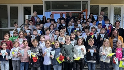 Die Viertklässler der Grundschule Hahnbach und deren Lehrkräfte zeigten sich stolz nach der erfolgreichen Teilnahme an der Jugendverkehrsschule. (Bild: Veronika Radl)