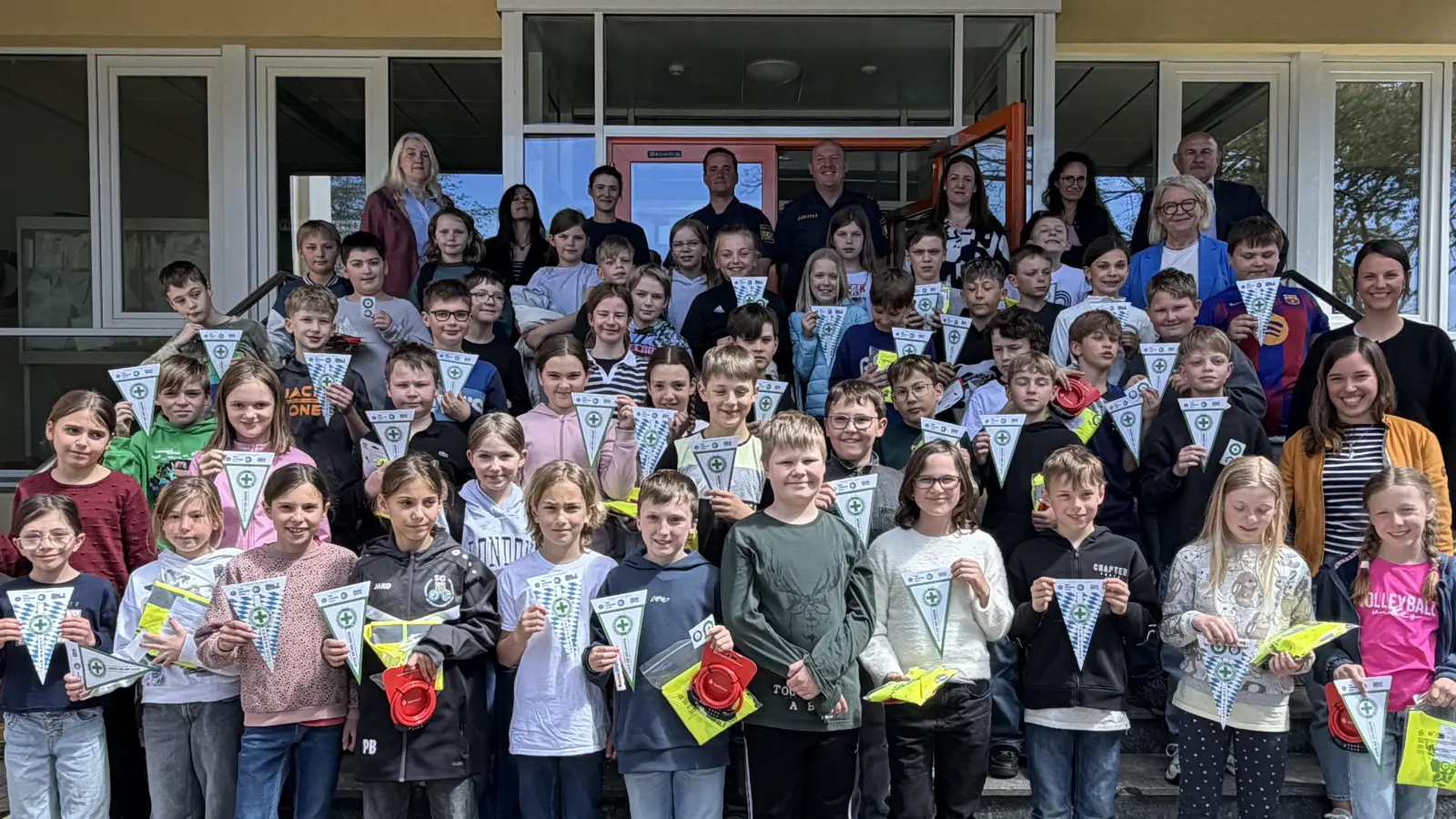 Die Viertklässler der Grundschule Hahnbach und deren Lehrkräfte zeigten sich stolz nach der erfolgreichen Teilnahme an der Jugendverkehrsschule. (Bild: Veronika Radl)