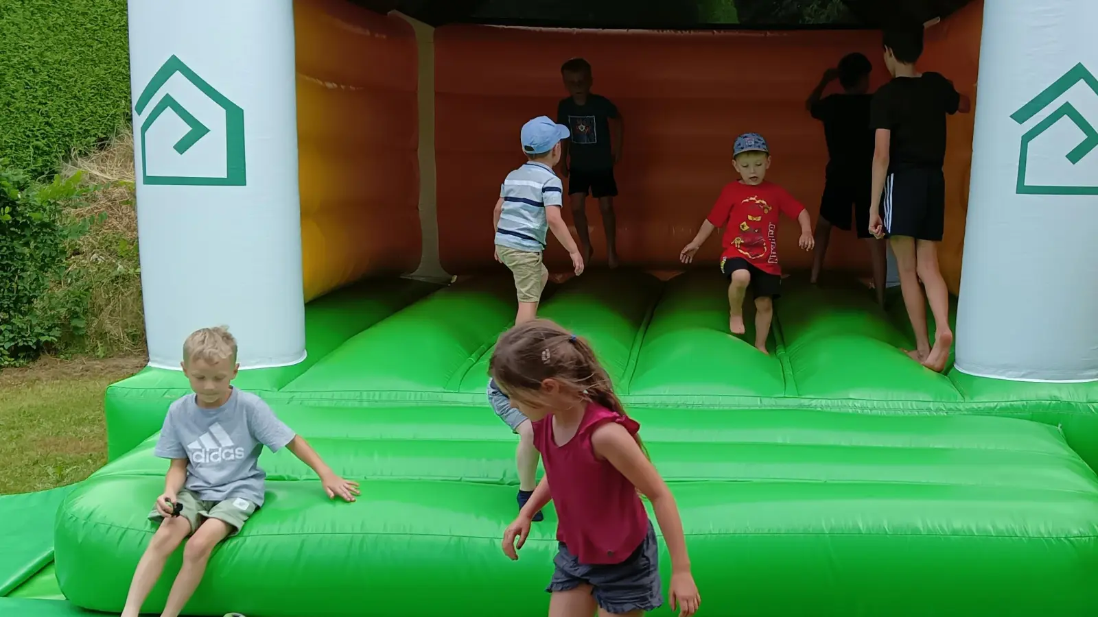 Ein reichliches Angebot für Alt und Jung bot das Spielplatzfest in Theisseil. (Bild: Michael Lukas)