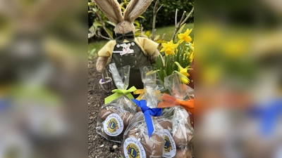 Fünf Euro kostet ein Lions-Osterpäckchen, das vier Schokoeier verschiedener Geschmacksrichtungen enthält. (Bild: Hubert Uschald)