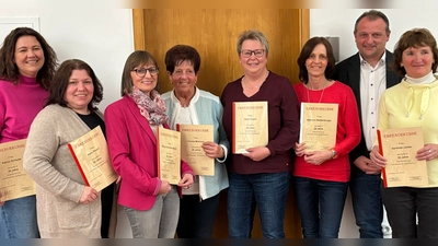 Die Geehrten: Sabine Schwabl, Karin Preßl, Marga Schieder-Beierl, Christa Brünsch, Maike Kappl, Manuela Weißenburger (von links) und Gerlinde Janker (rechts) mit dem Gemeindeoberhaupt Anton Kappl (Bild: Martina Reichenberger)