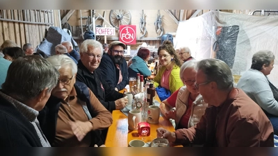 Fröhlich gelaunt waren die Clubfreunde beim diesjährigen Countryfest - gute Musik, leckeres Essen und beste Unterhaltung waren die Gründe für einen rundum gelungenen und langen Abend. (Bild: Sabine Hirnert)