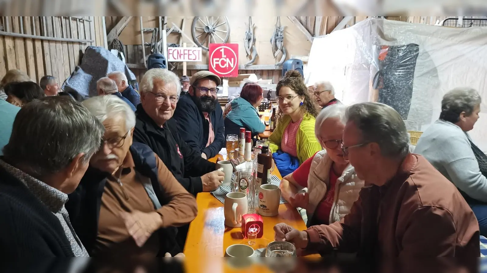 Fröhlich gelaunt waren die Clubfreunde beim diesjährigen Countryfest - gute Musik, leckeres Essen und beste Unterhaltung waren die Gründe für einen rundum gelungenen und langen Abend. (Bild: Sabine Hirnert)