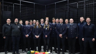 Die Teilnehmer des Frühjahr - Atemschutzlehrgangs des Landkreises Tirschenreuth stellten sich zum Abschluss zum Gemeinschaftsfoto auf. (Bild: Christian Kohl)