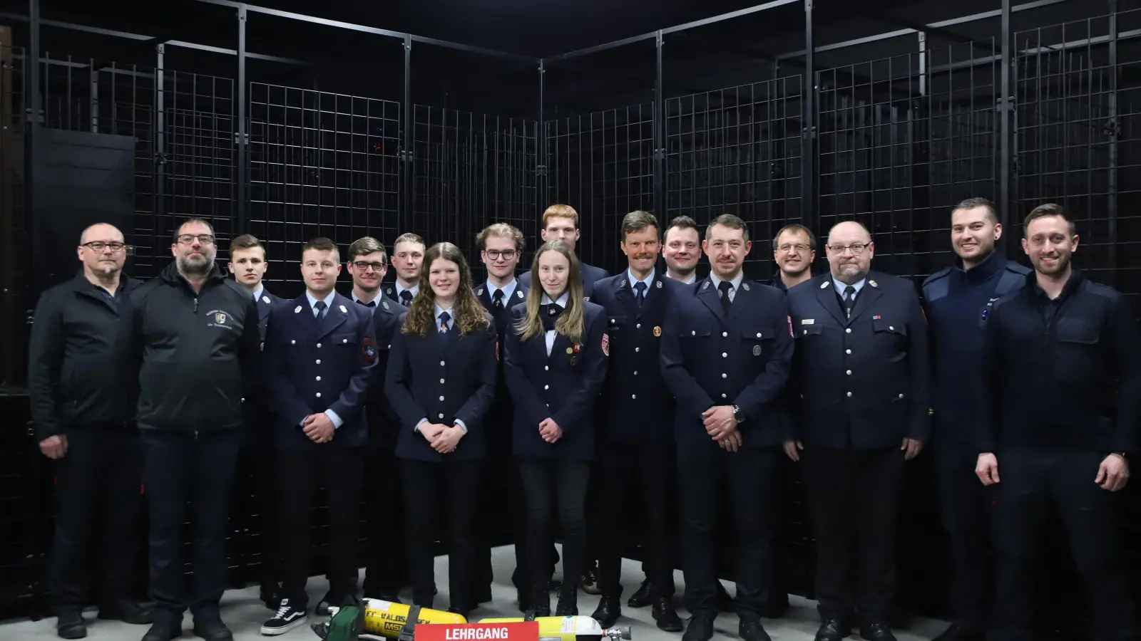 Die Teilnehmer des Frühjahr - Atemschutzlehrgangs des Landkreises Tirschenreuth stellten sich zum Abschluss zum Gemeinschaftsfoto auf. (Bild: Christian Kohl)