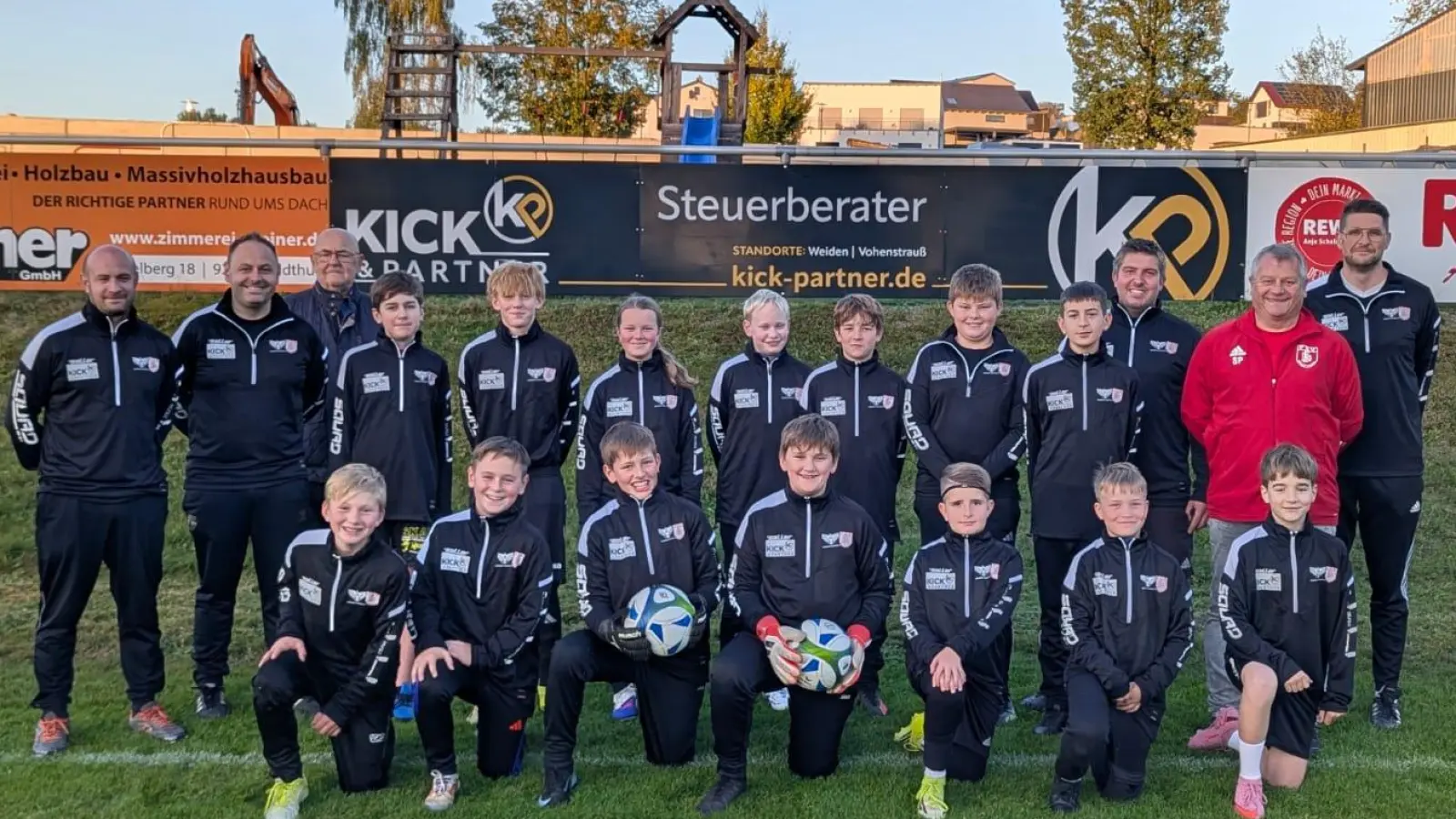 Die jungen Fußballer des FSV Waldthurn und der DJK Neukirchen zu St. Chr. präsentieren stolz ihr neue Fußballer - Outfit. Mit dabei Max Kick (stehend Dritter von links). (Bild: Peter Sollfrank)