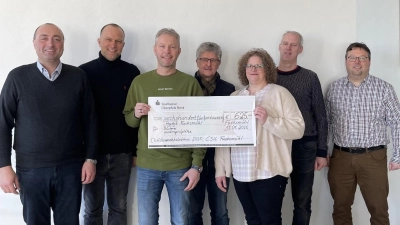 Von links Willi Staufer, Maximilian Heinzl, Andreas Günthner, Wolfgang Braun, Judith Linberg-Karwath (Bibliothekleiterin), Markus Vogl, Wolfgang Konz (Bild: Michaela Staufer)