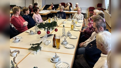 Mit dem von der Veehharfengruppe Neustadt gespielten Lied „Advent is a Leuchten” begann die stimmungsvolle Adventsfeier der Hutza Stub`n. (Bild: Christina Rosner)